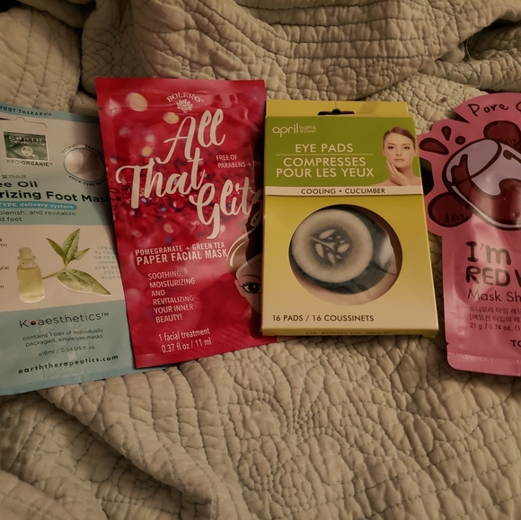 Assortment of 8 facial masks, 2 foot masks - Picture 2 of 2